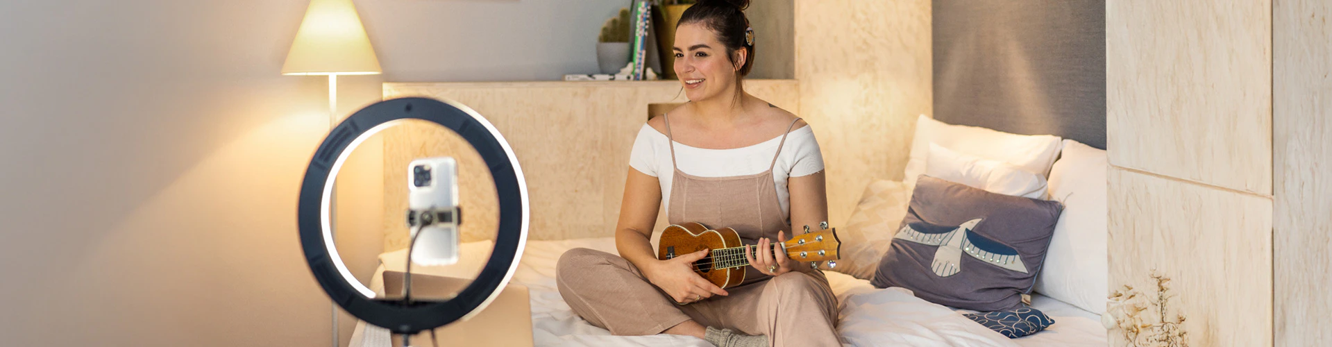 A RONDO 3 user plays ukulele and sings for her social media followers.